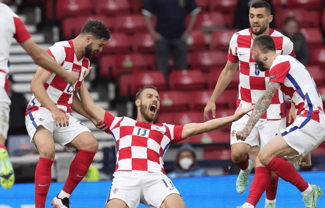 包含意大利队惨败于欧洲杯预选赛，冲击前景蒙上阴影的词条