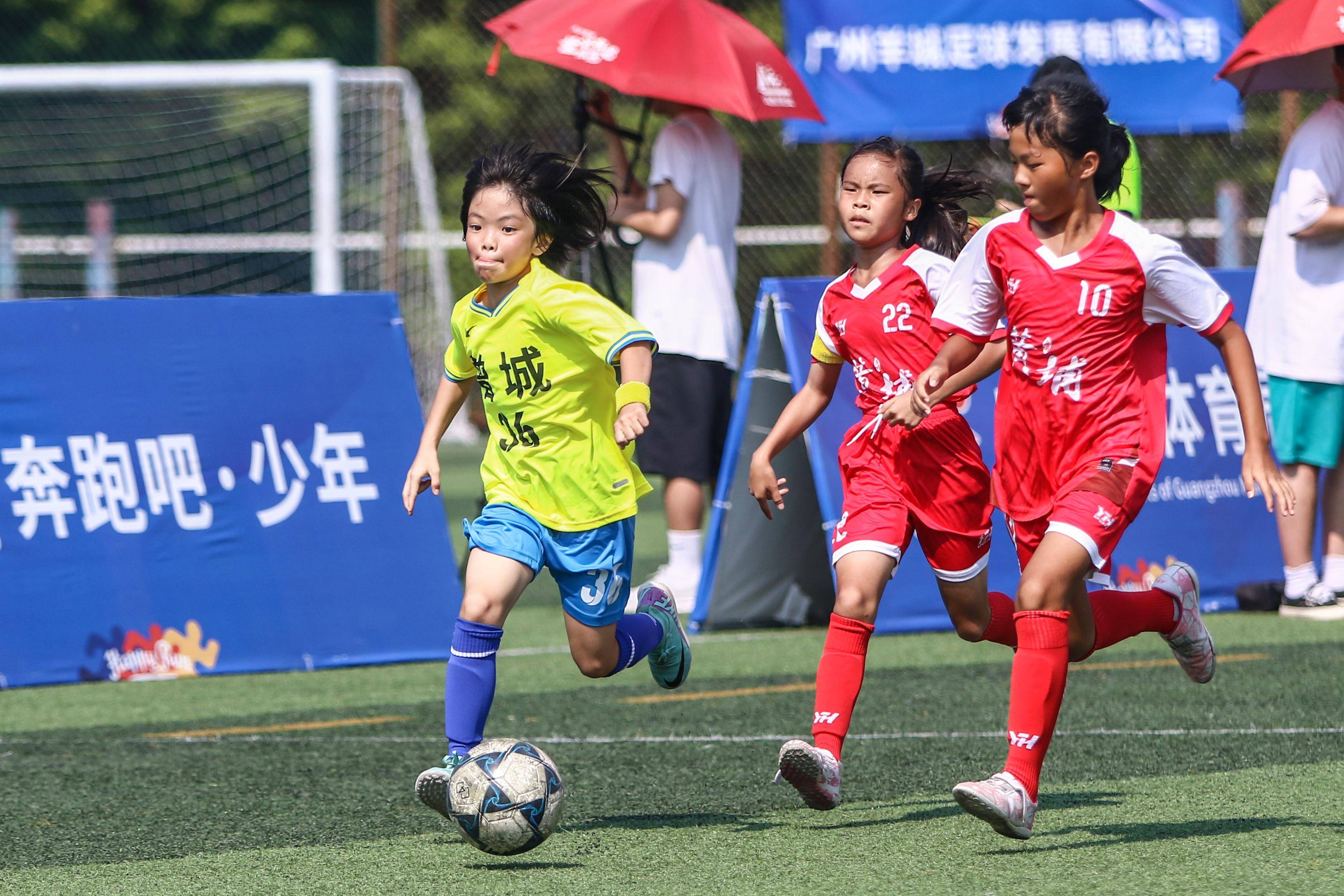 开云平台-高水平女性足球运动员赢得赛场喝彩