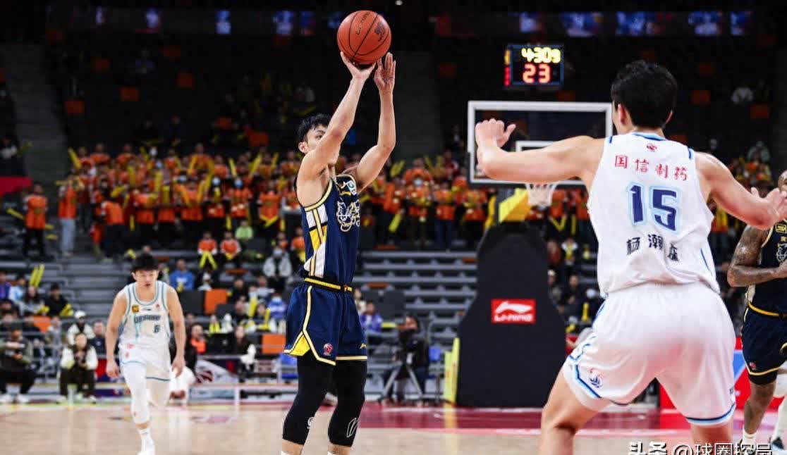 青岛男篮后卫表现抢眼,带领球队取胜 青岛男篮后卫表现抢眼,带领球队取胜