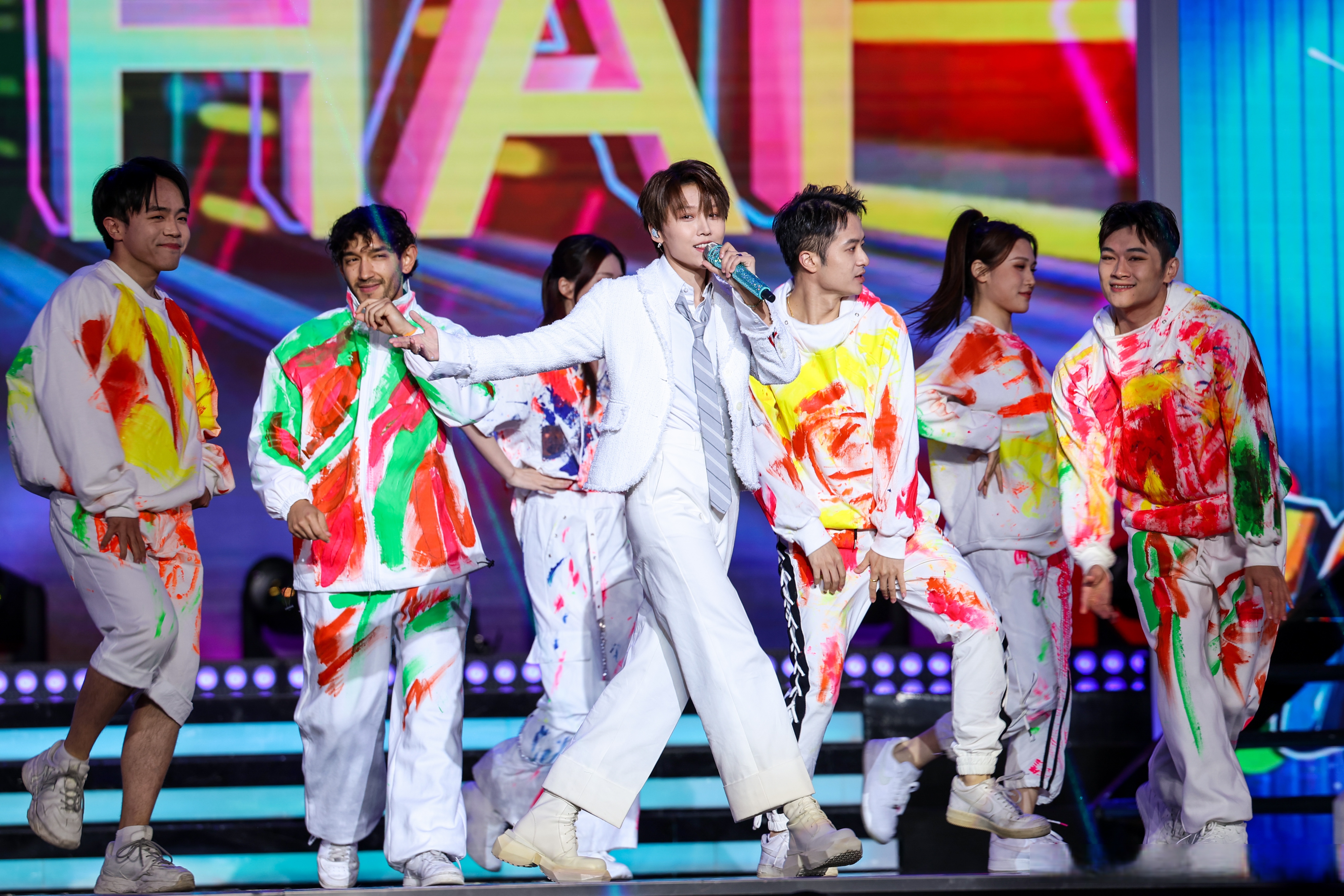 关于运动员们在场上挥洒汗水,为观众带来精彩的表演的信息 关于运动员们在场上挥洒汗水,为观众带来精彩的表演的信息