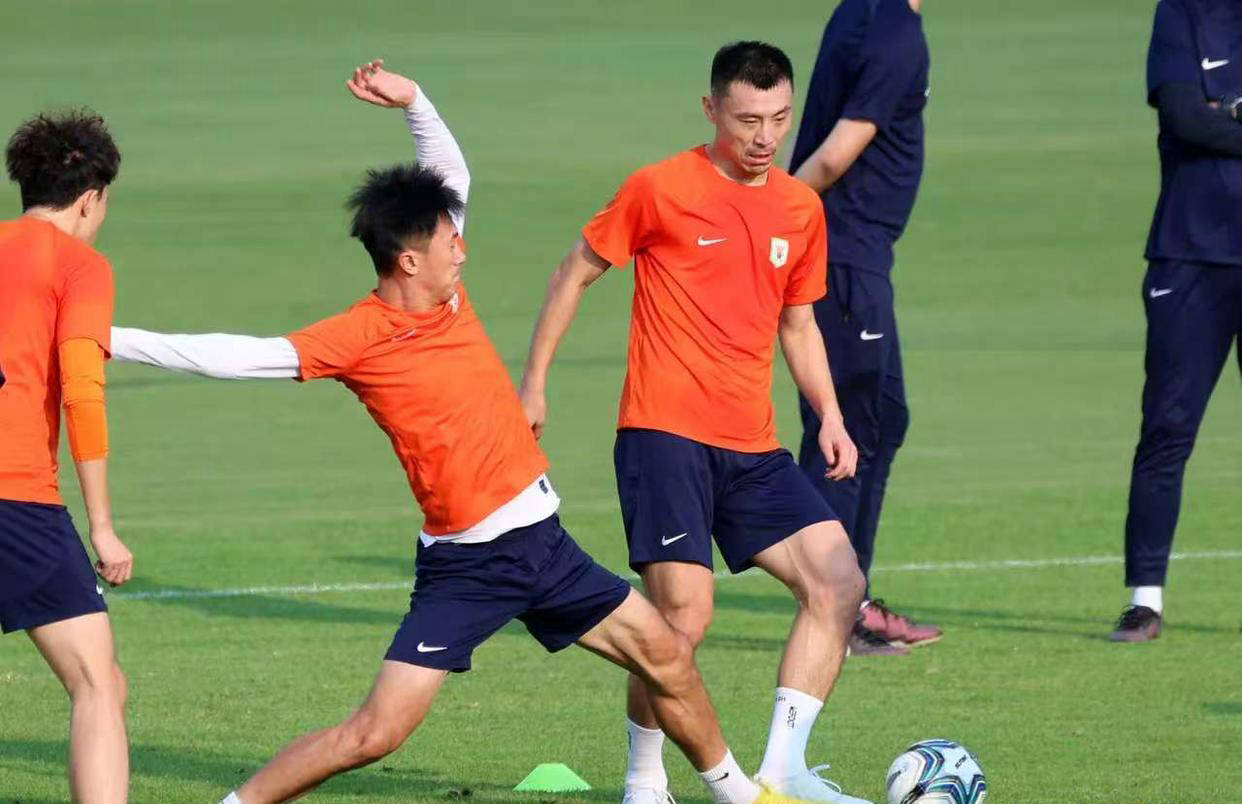 开云体育平台APP-赛场上球员全力以赴,引发球迷热情支持