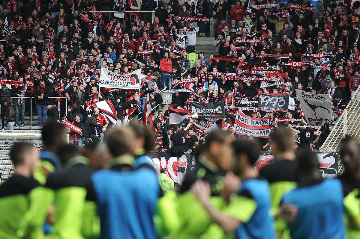 赛场上球员全力以赴，引发球迷热情支持