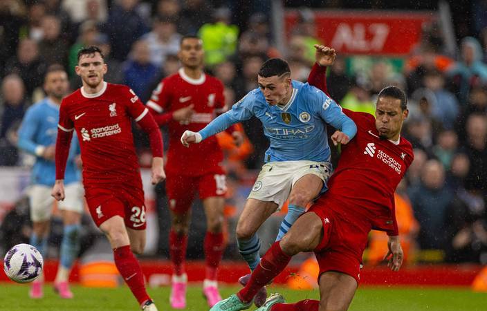 包含英超球队队长意外受伤，将缺席下周联赛的词条