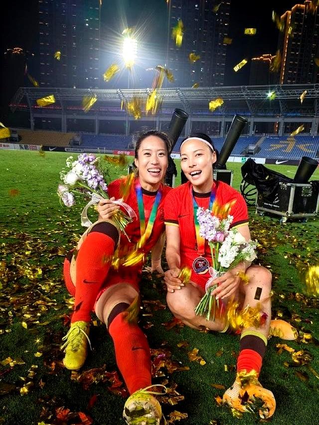 开云下载-中国女足傲视群雄，夺得冠军奖杯