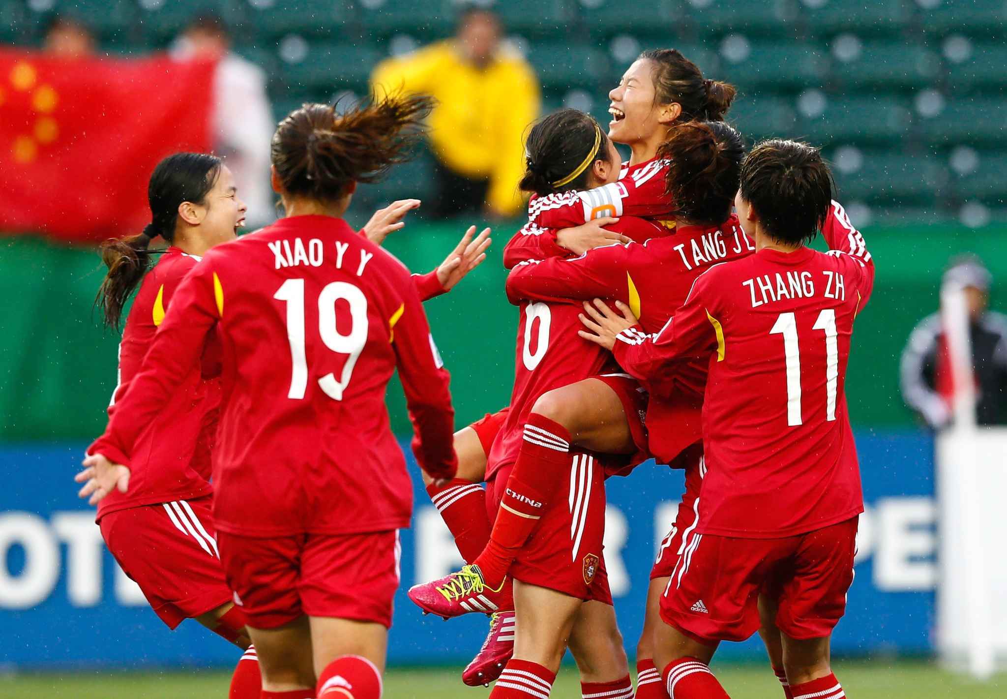 中国女足傲视群雄,夺得冠军奖杯 中国女足傲视群雄,夺得冠军奖杯