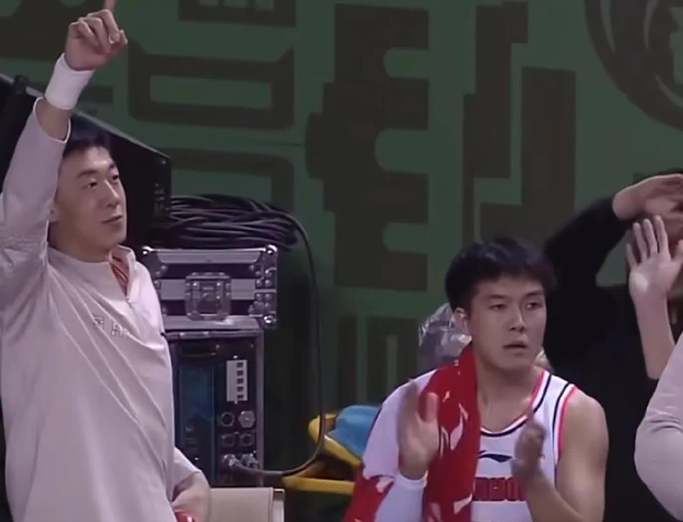 开云平台-关于抢篮板突破助攻配合无间展现团队力量的信息