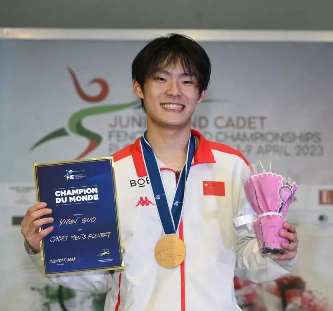 中国击剑选手备战巴黎,冲击金牌 中国击剑选手备战巴黎,冲击金牌