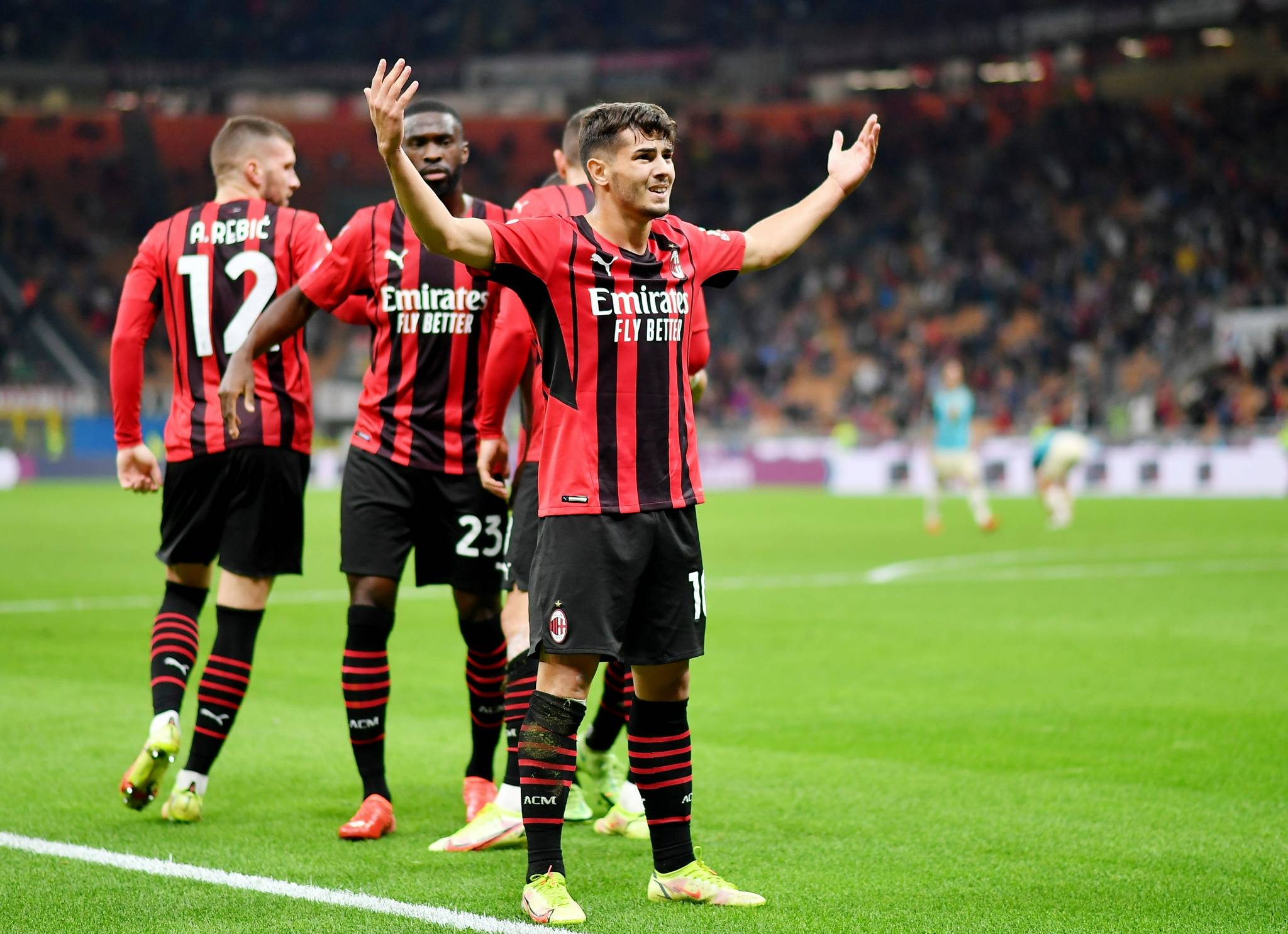 AC米兰宣布签下新后卫,备战下一场对手 AC米兰宣布签下新后卫,备战下一场对手