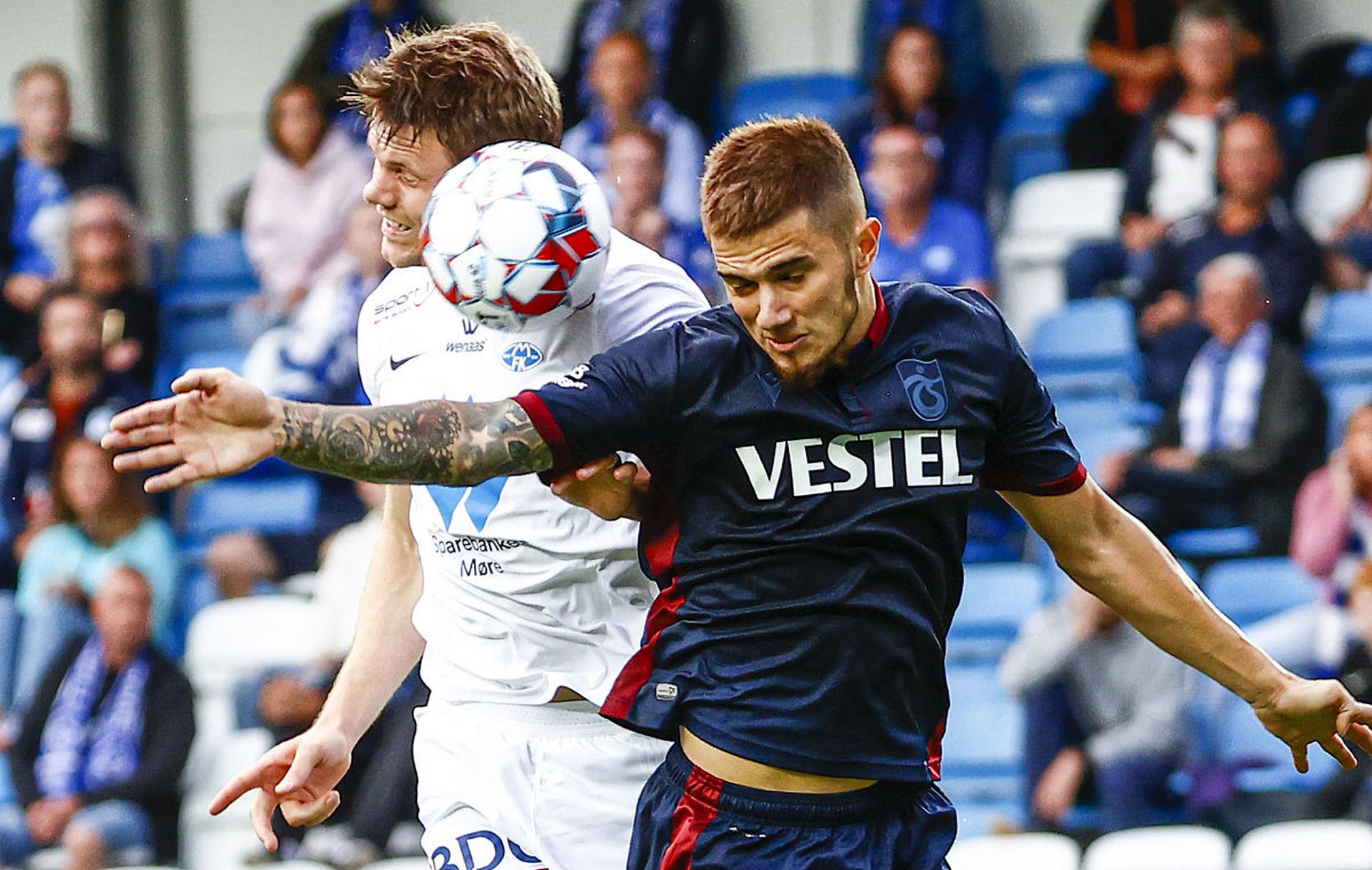 挪威女队与法国队在比赛中对抗 挪威女队与法国队在比赛中对抗