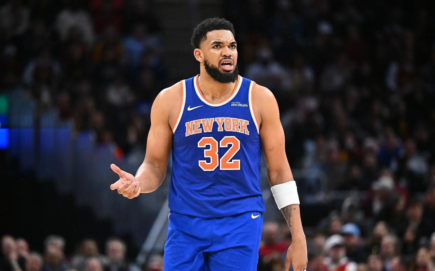 开云APP-人中锋强大内线表现，球队期待胜利