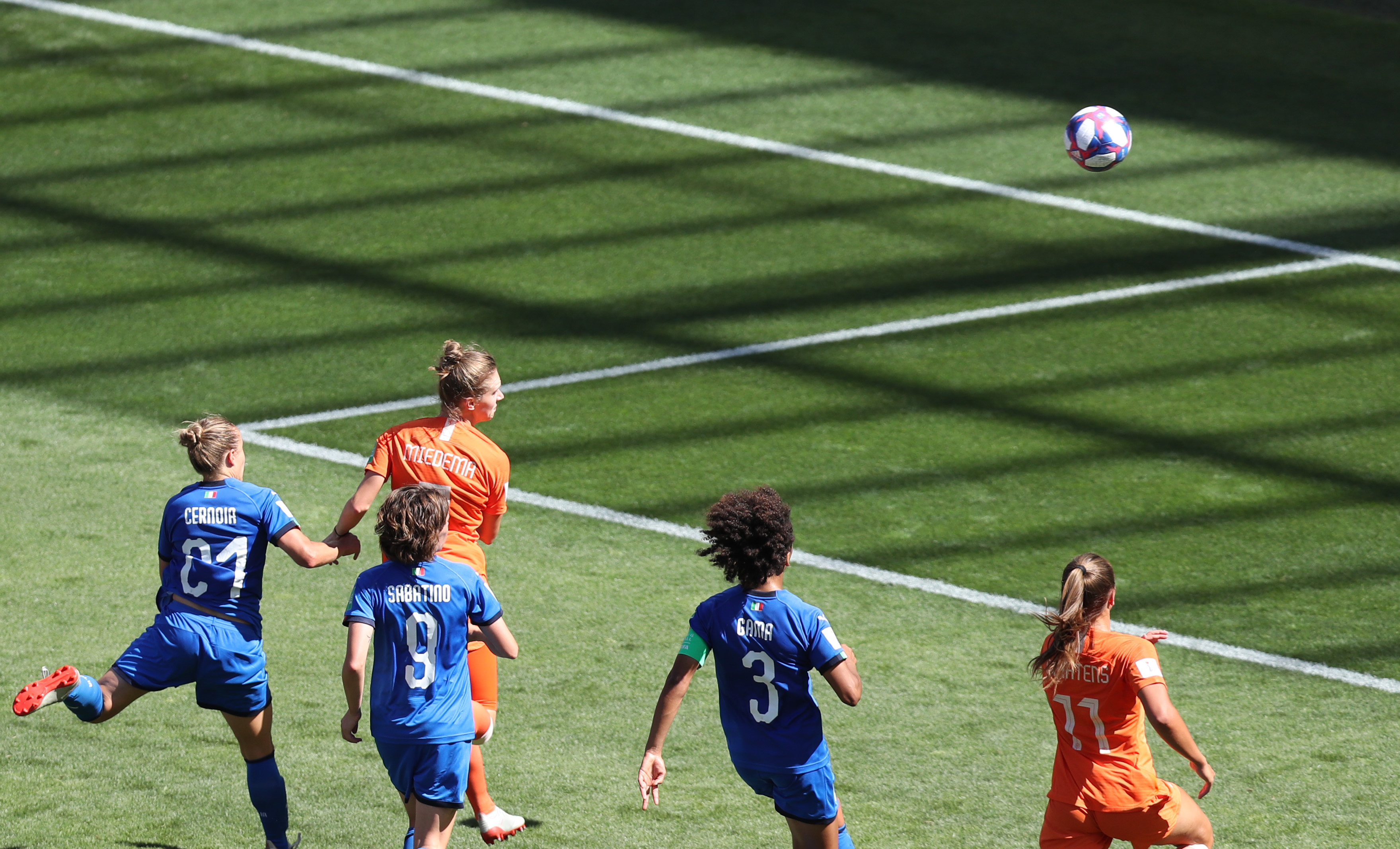 瓦朗谢纳球员在比赛中发挥出彩,送客胜礼物的简单介绍 瓦朗谢纳球员在比赛中发挥出彩,送客胜礼物的简单介绍