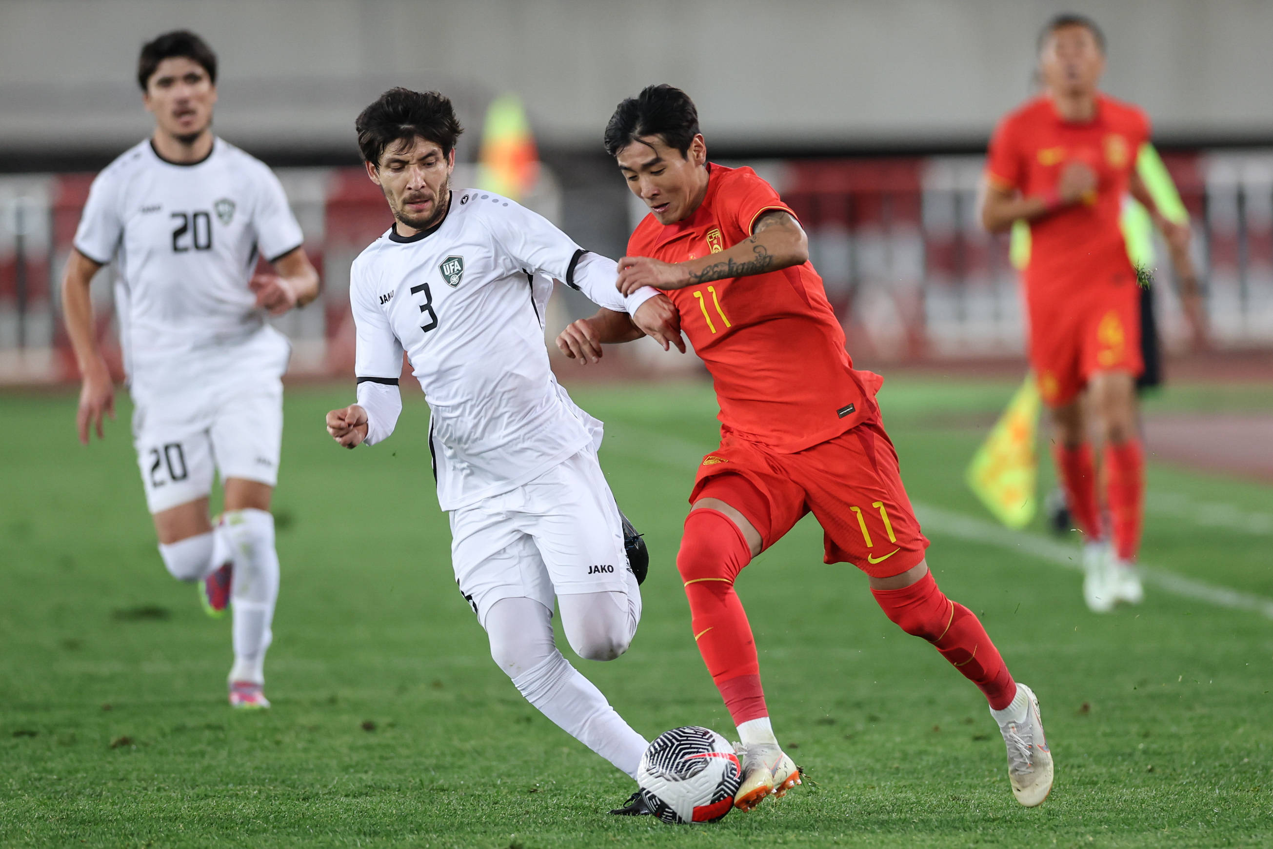 足球赛场上球员斗志昂扬,敢拼敢战 足球赛场上球员斗志昂扬,敢拼敢战