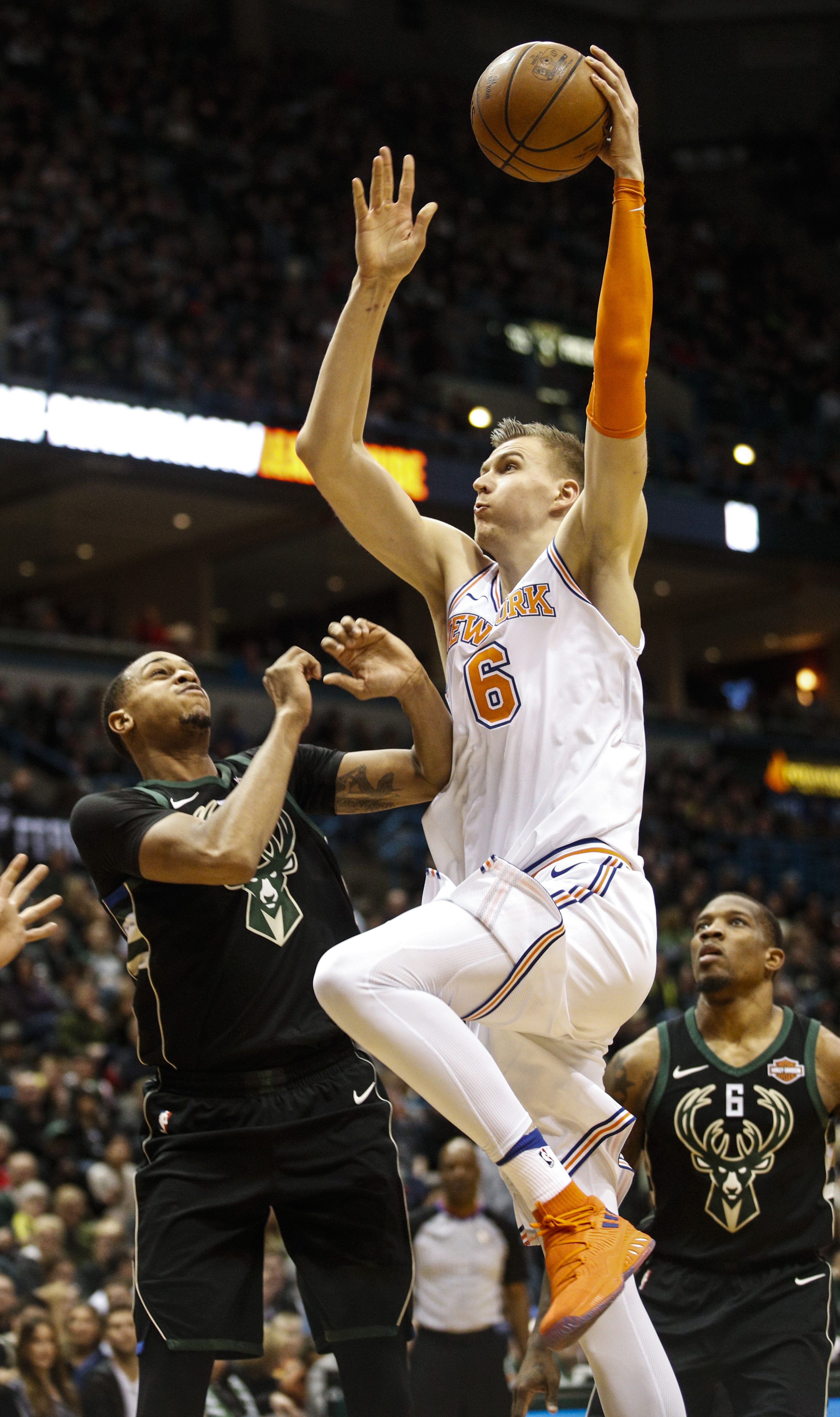 雄鹿中锋洛佩兹受伤待定复出的简单介绍 雄鹿中锋洛佩兹受伤待定复出的简单介绍