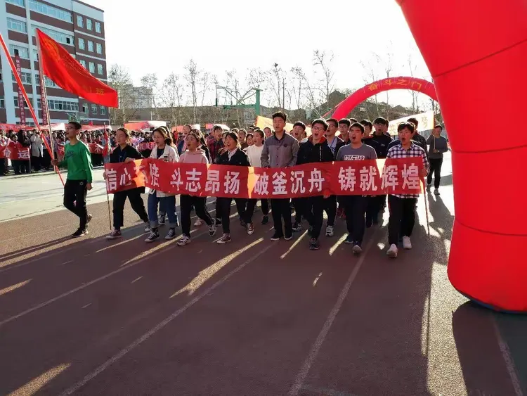 关于关键时刻斗志昂扬,球员拼尽全力争夺胜利的信息 关于关键时刻斗志昂扬,球员拼尽全力争夺胜利的信息