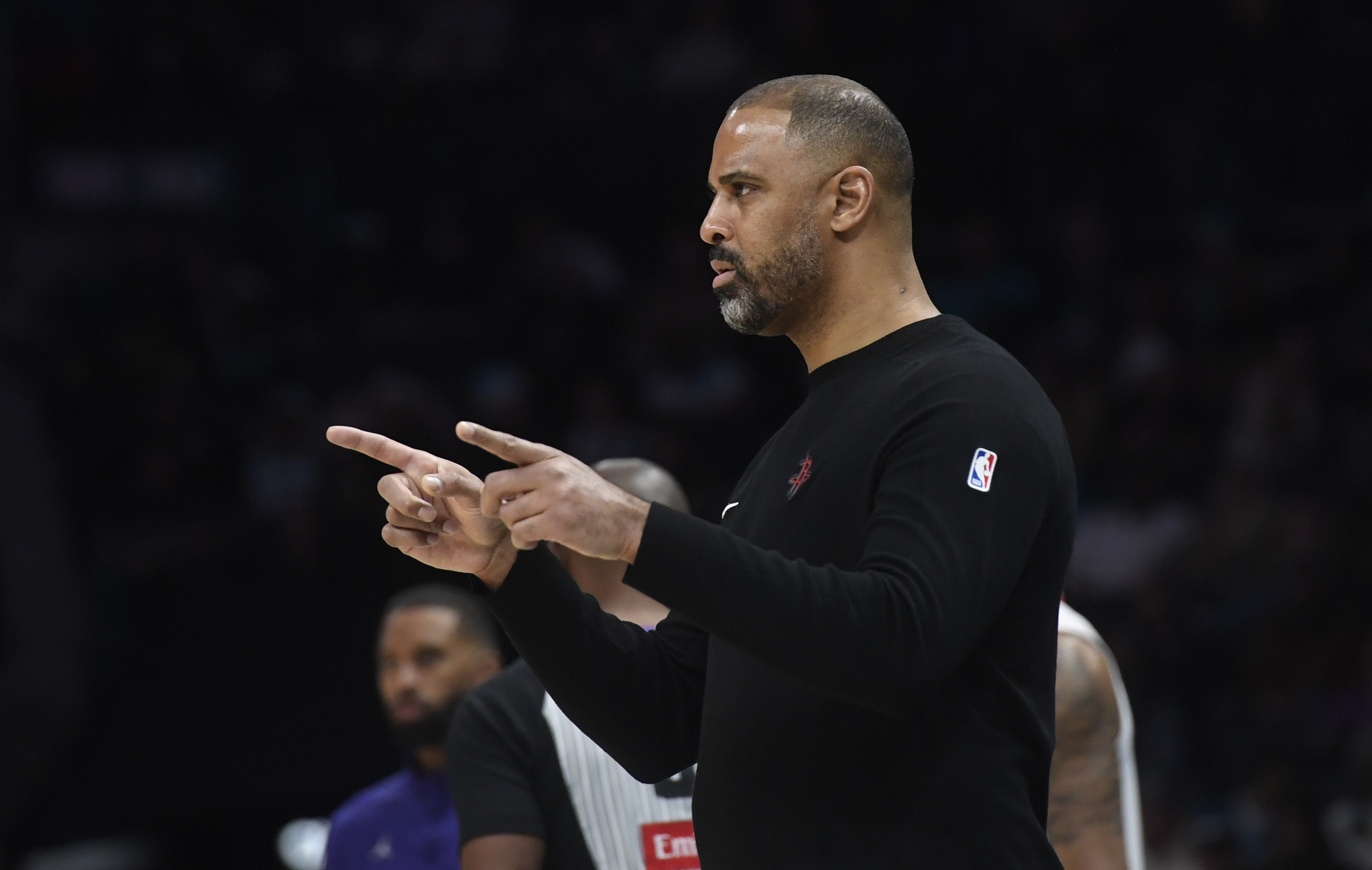 火箭主帅赞扬球队士气高涨,打出团队配合 火箭主帅赞扬球队士气高涨,打出团队配合