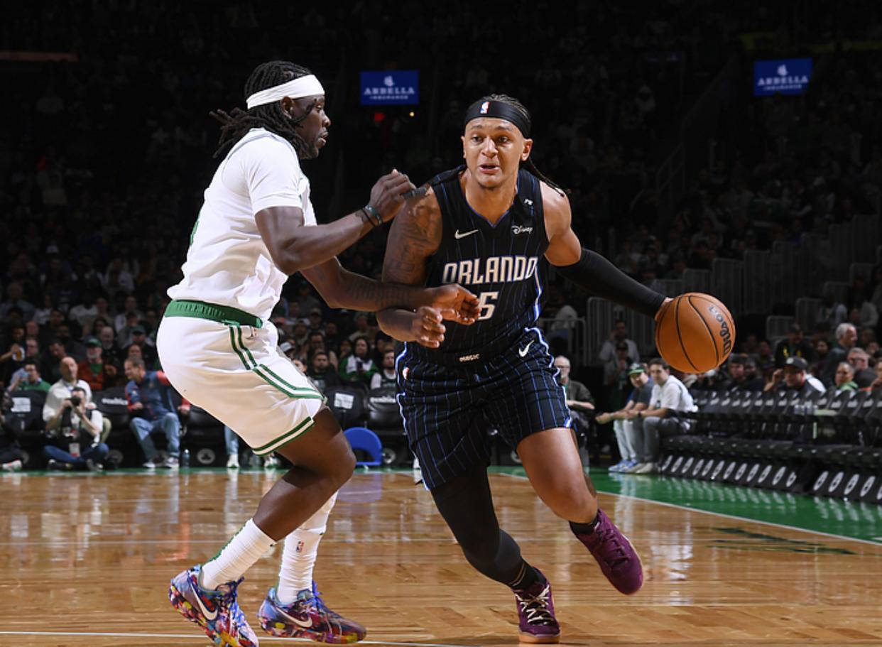 包含凯尔特人主场大胜魔术，稳居东部前四的词条