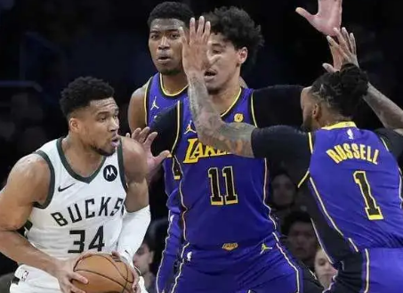 开云下载-雄鹿碾压尼克斯，拉塞尔制霸全场