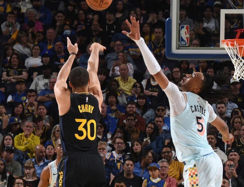 勇士队在关键时刻逆转湖人队 勇士队在关键时刻逆转湖人队