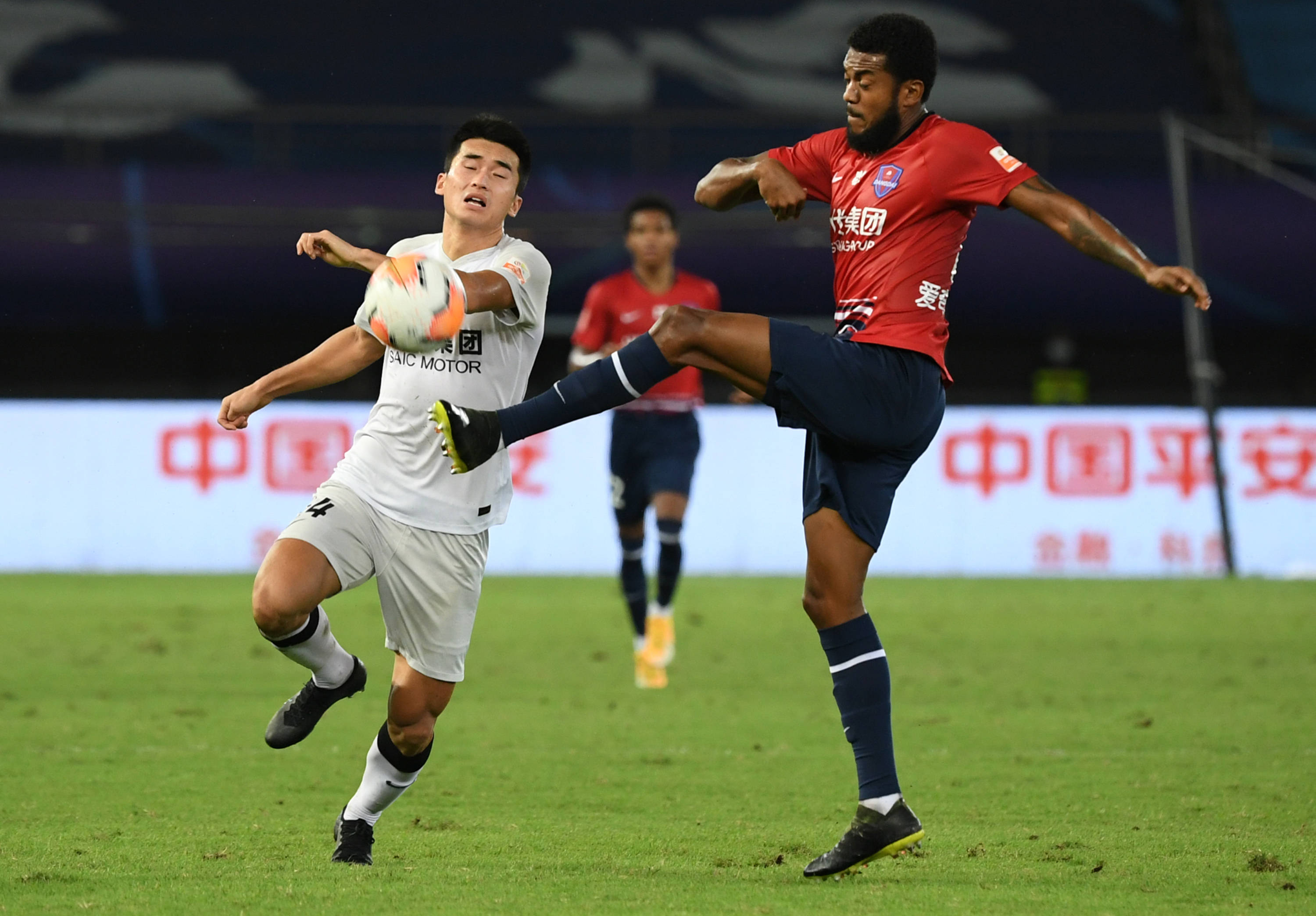 上港球员连续传球，组织出色进攻战术