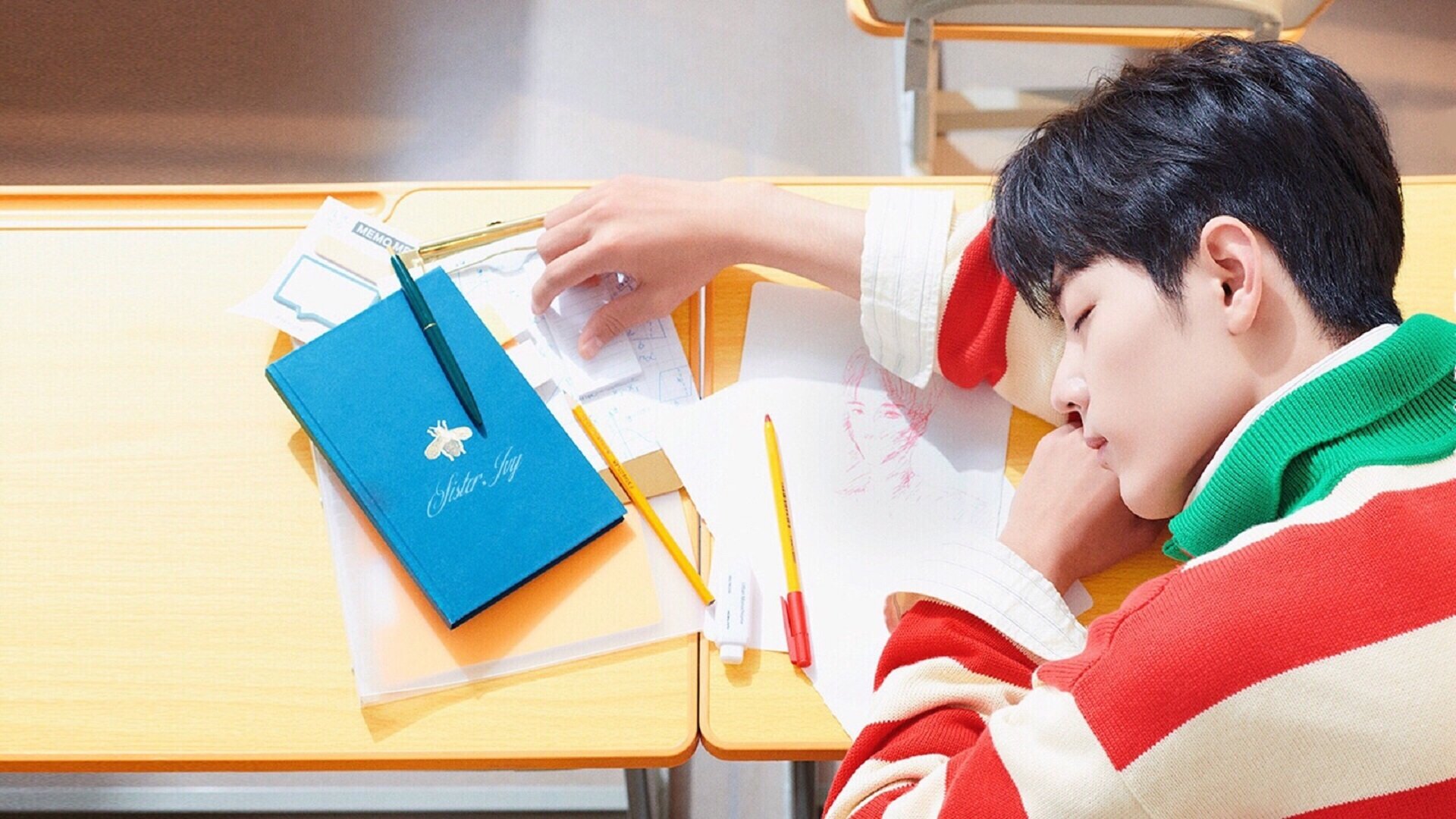 开云平台-巨星闪耀与团队鏖战，足球世界的两极叙事