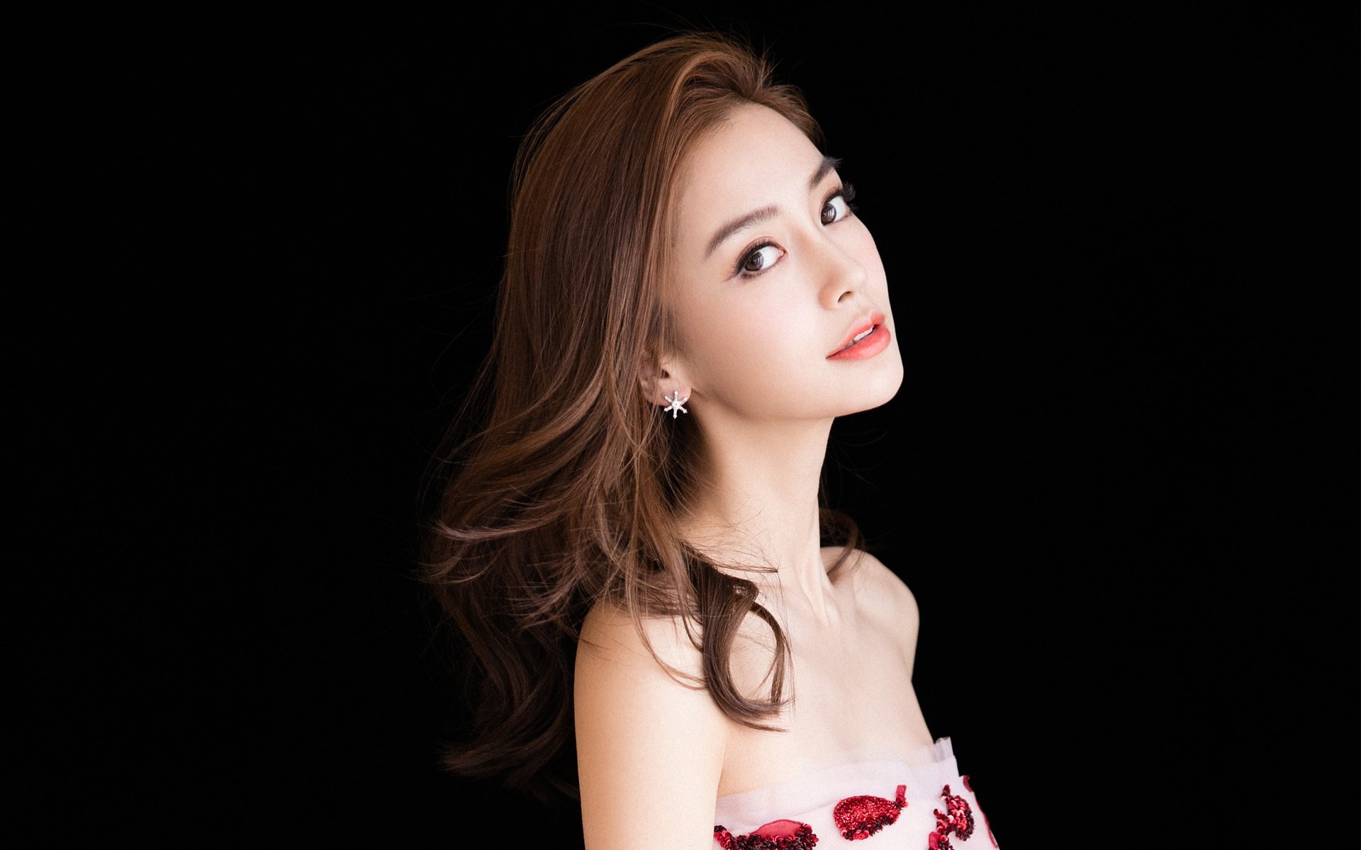 足球双城记，世界杯硝烟中的荣耀与英超刀锋上的独舞